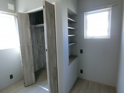 折戸のデッドスペースを利用した造作棚サムネイル